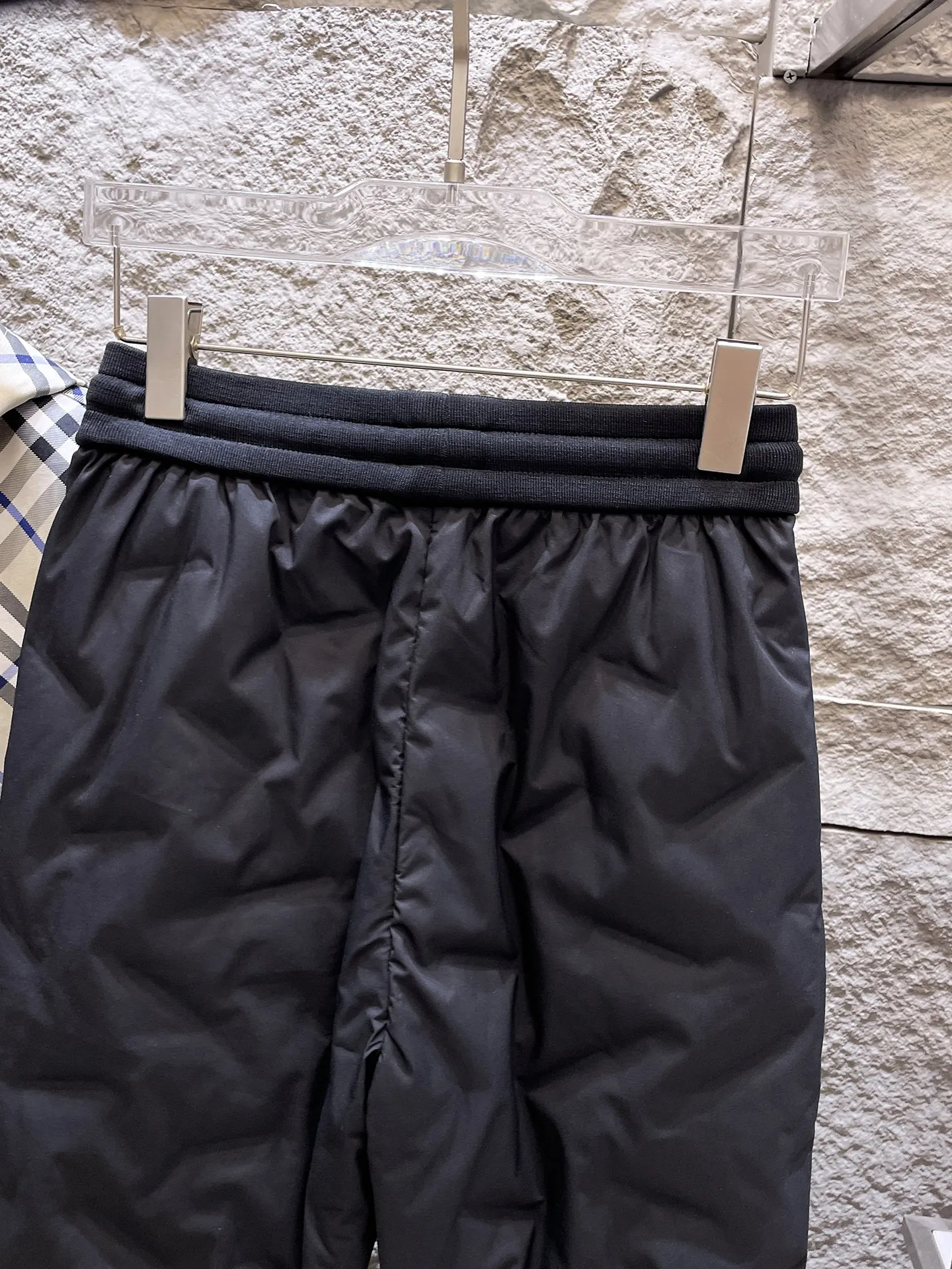 P490 Big Goose🇨🇦 🌹25 new autumn and winter thickened warm down pants are here🔥A must-have outdoor windproof, lockable and warm in winter. Made of professional-grade outdoor windproof, waterproof and breathable fabric. Lining is 90% white duck down filling. Lightweight design. Lightweight and warm. Seamless gluing process on the inside. Uses light and gall-free anti-drilling fabric to effectively prevent velvet running. Original hardware accessories. Classic logo matching. Simple and versatile, the upper body is stylish and not bloated. The style is the same for men and women! Size: M-3XL.